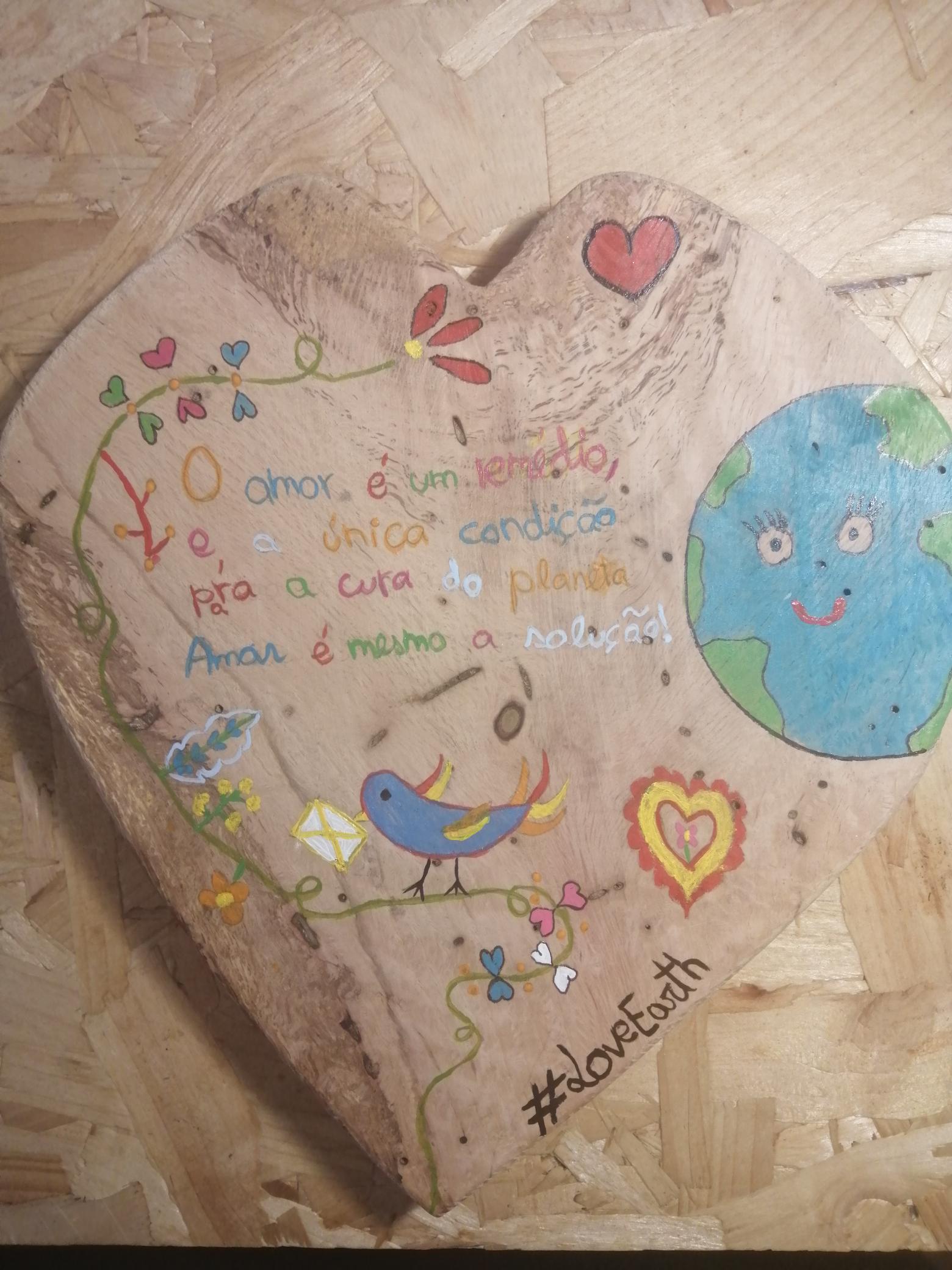 Leonor Pombo, 8º ano.<br/><br/>O amor é um remédio,<br />
E a única condição<br />
Para a cura do Planeta<br />
Amar é mesmo a solução!