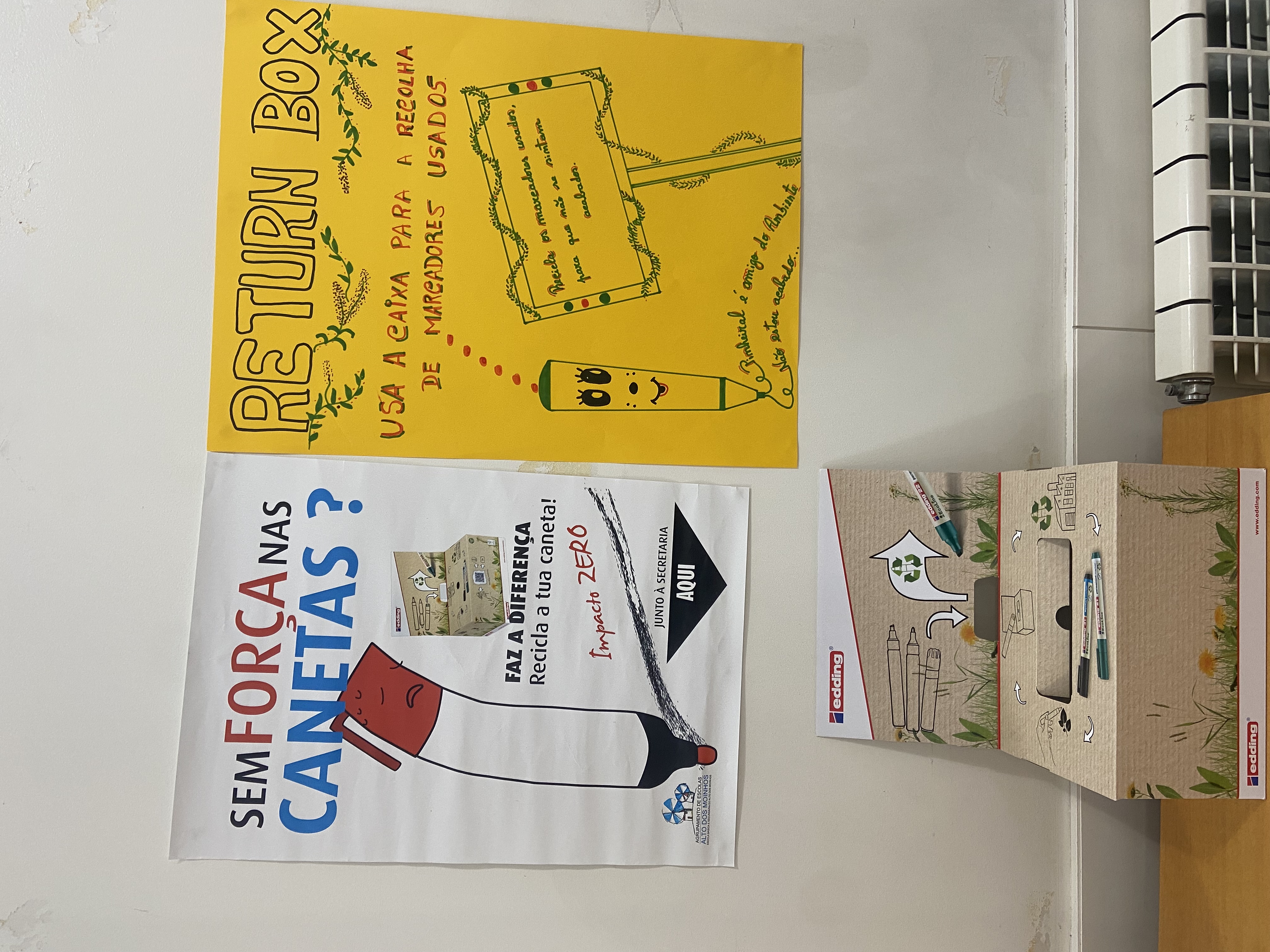 O cartaz foi colocado na biblioteca.