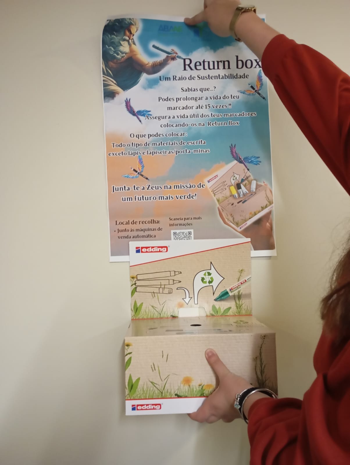 A ReturnBox está localizada no átrio da ESTeSC, num dos pisos.