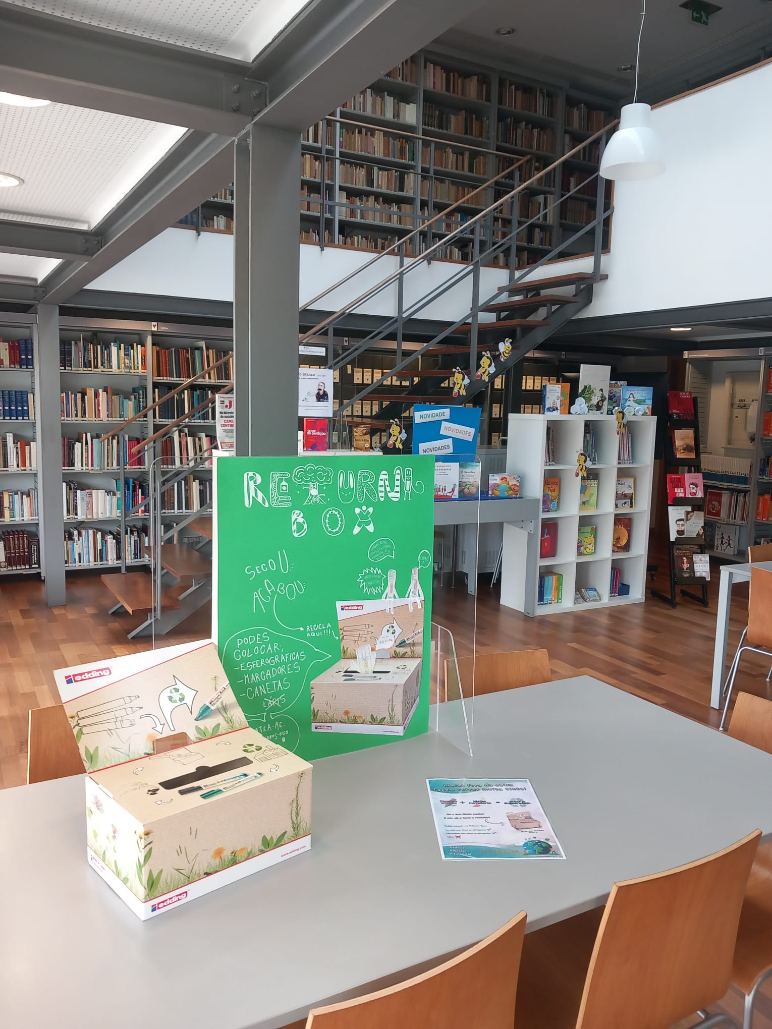 Foto do Cartaz e da Return Box - Biblioteca do Conservatório de Música do Porto