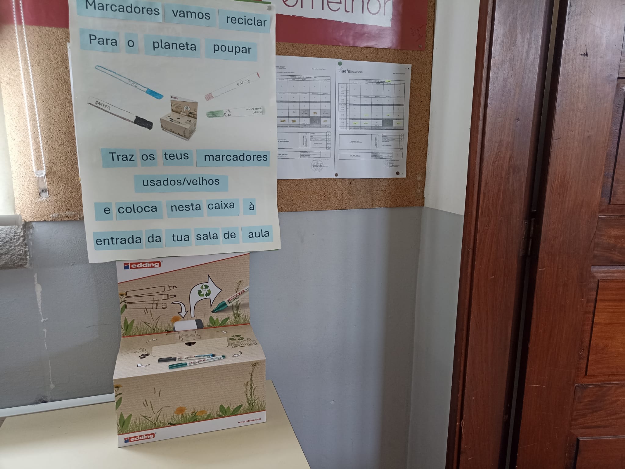 colocação da return box à entrada da sala de aula