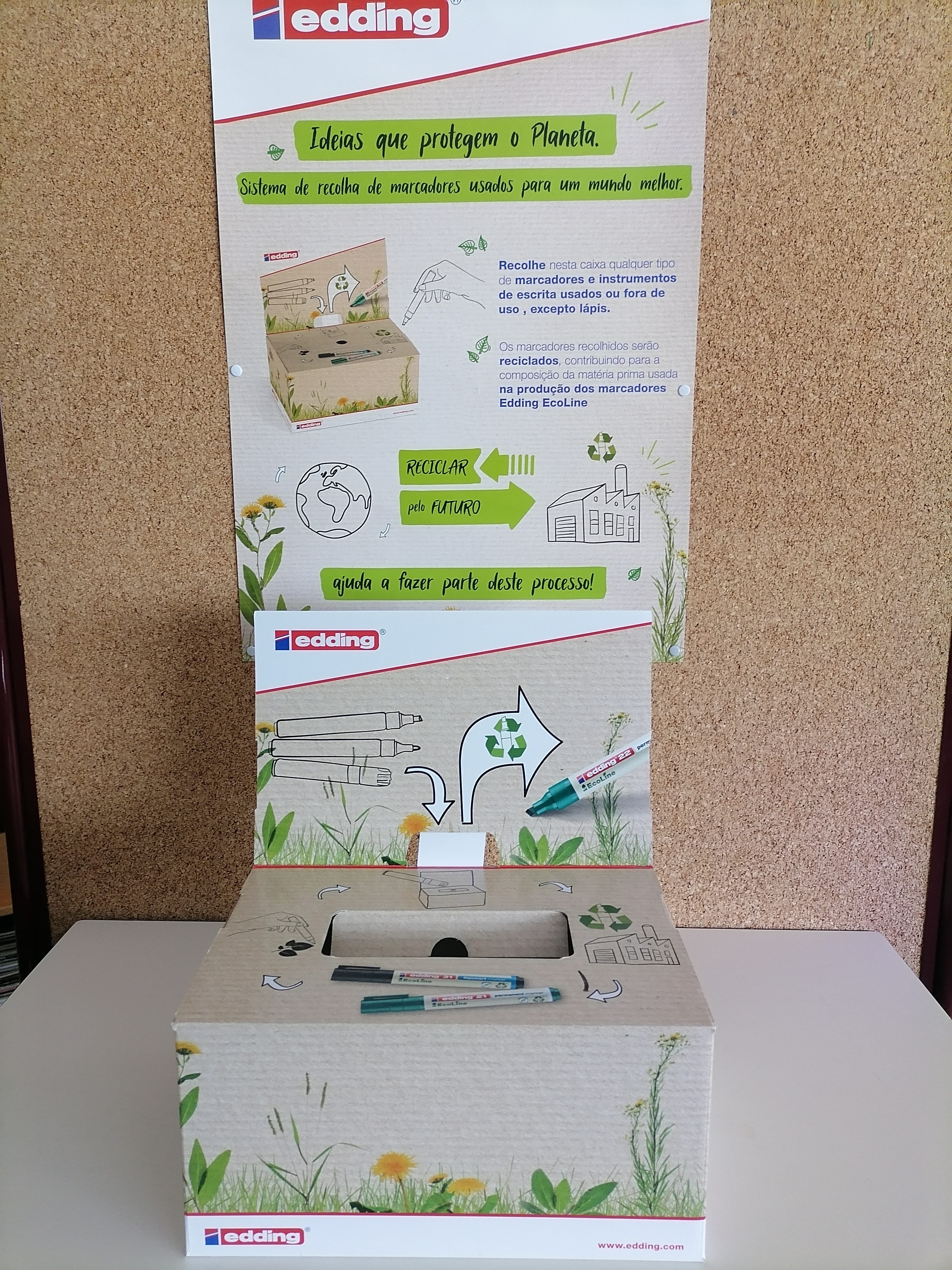 Caixa RETURN-BOX na biblioteca da escola