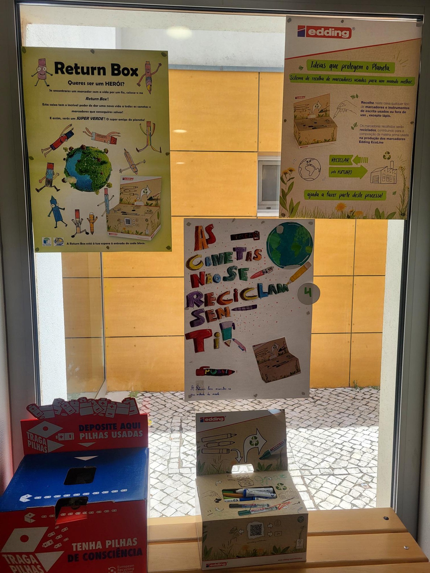 Cartaz vencedor colocado no átrio de entrada da escola