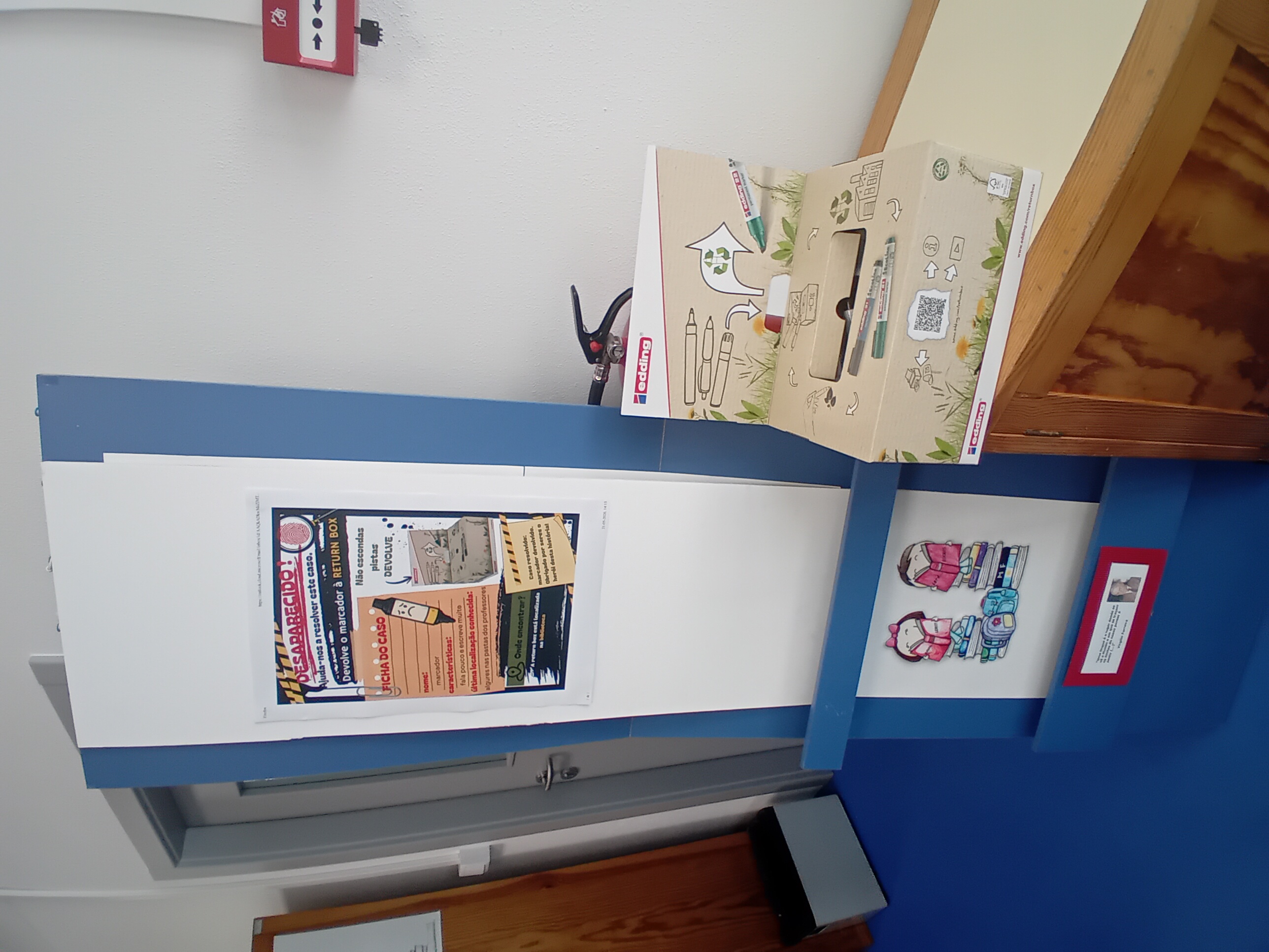Poster e return box na biblioteca