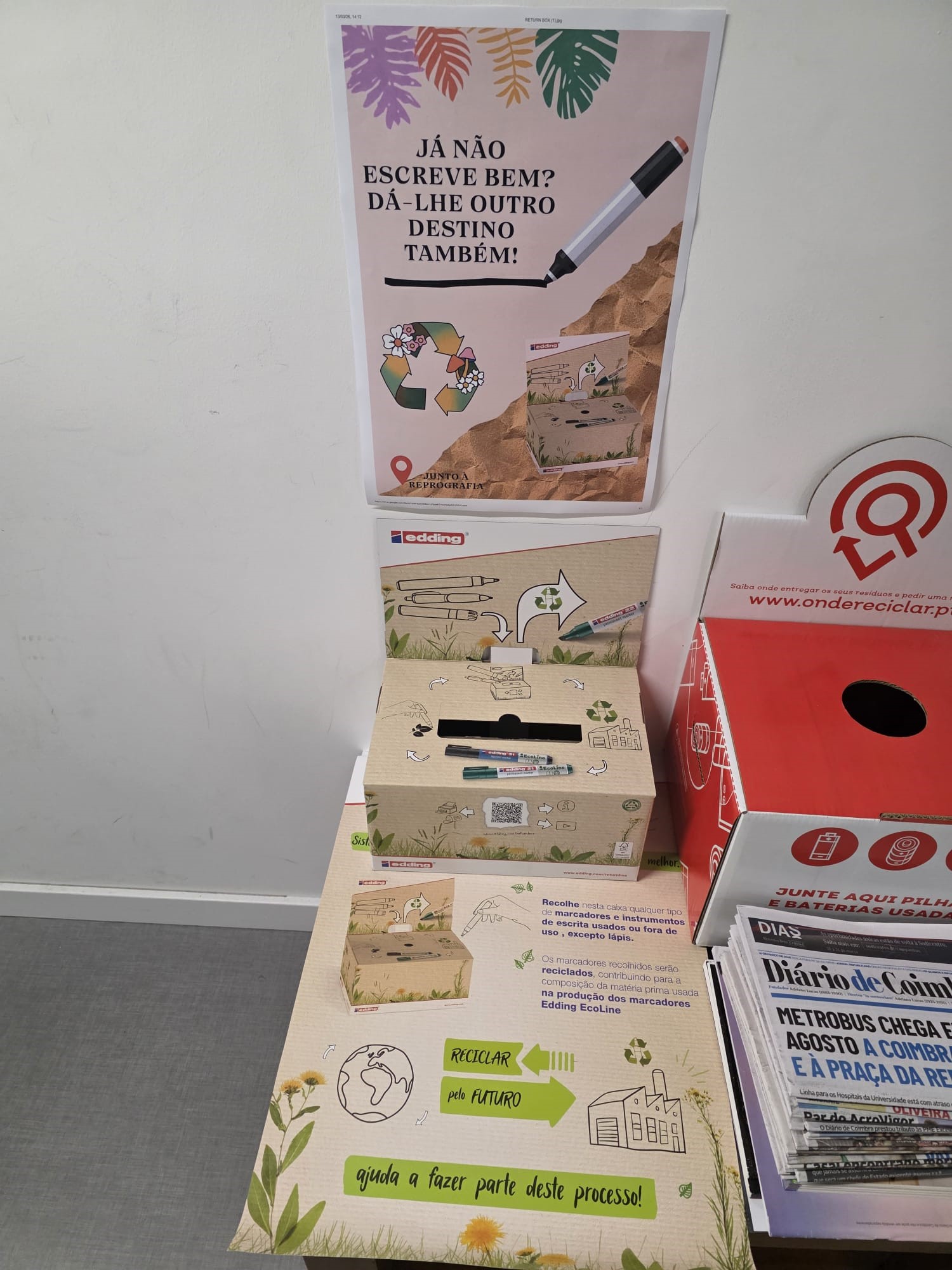 O Cartaz e a return Box, estão junto da Reprografia da Escola. Onde também se encontra o pilhão.