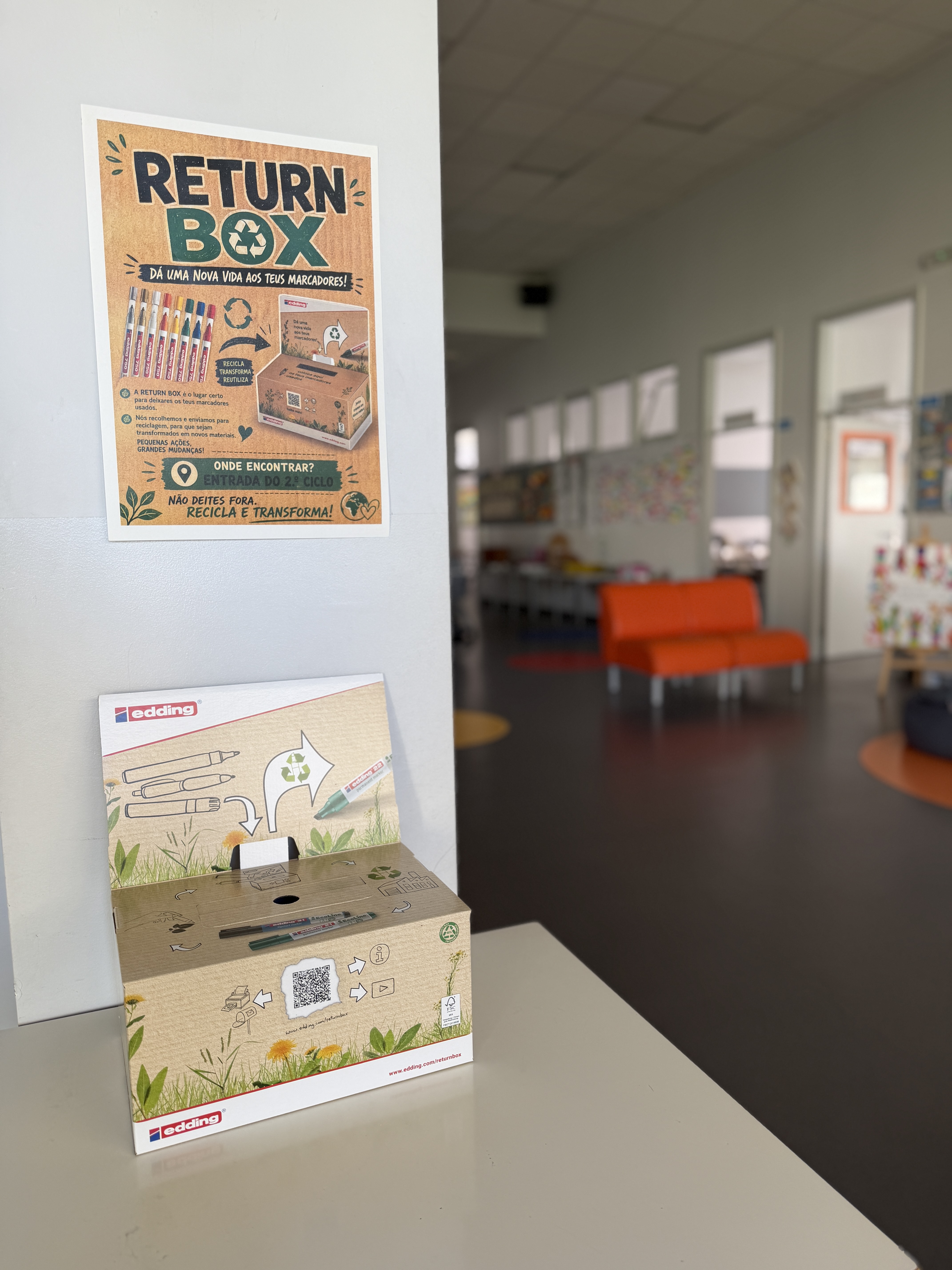Foto do cartaz e local da return box