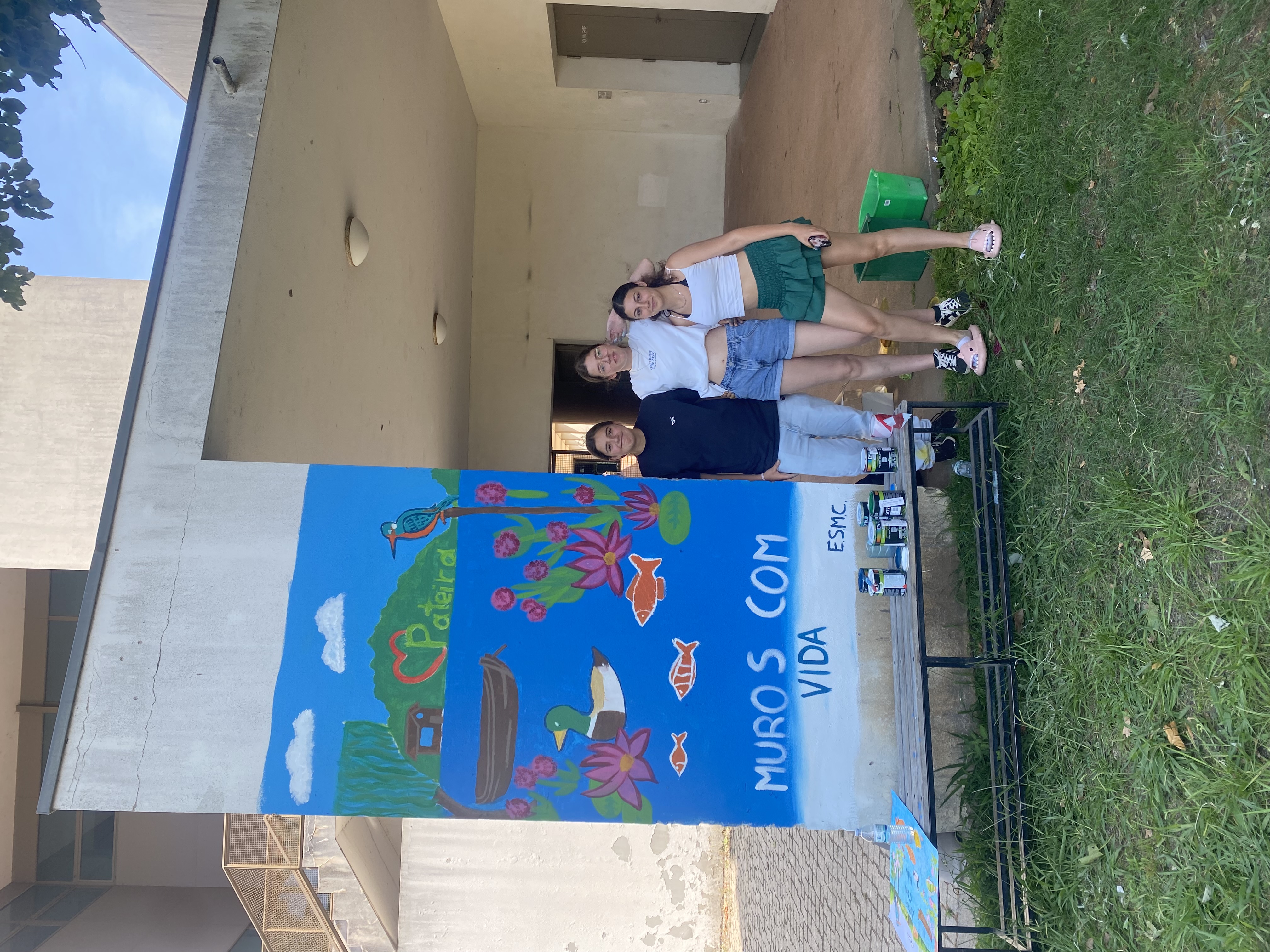 Alegria estampada no rosto das meninas após terem concluído a pintura