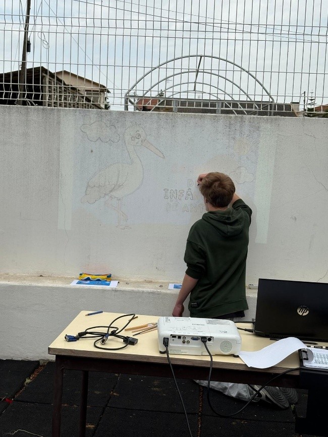 Um aluno do curso de Desenho inicia o projeto, dando asas à sua criatividade
