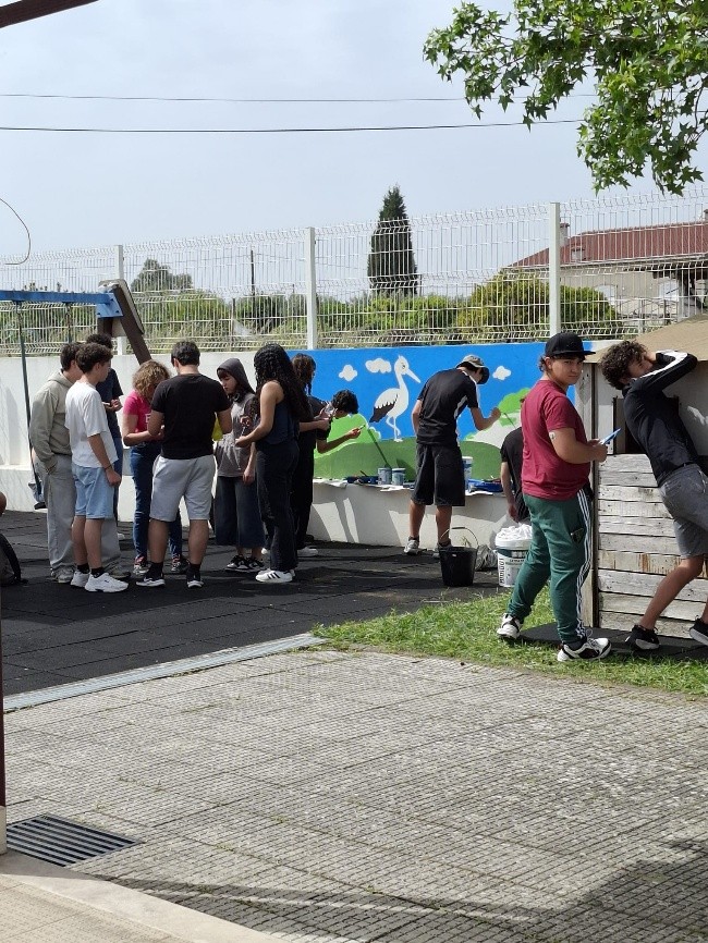 Alunos a pintar cada detalhe para aperfeiçoar o mural