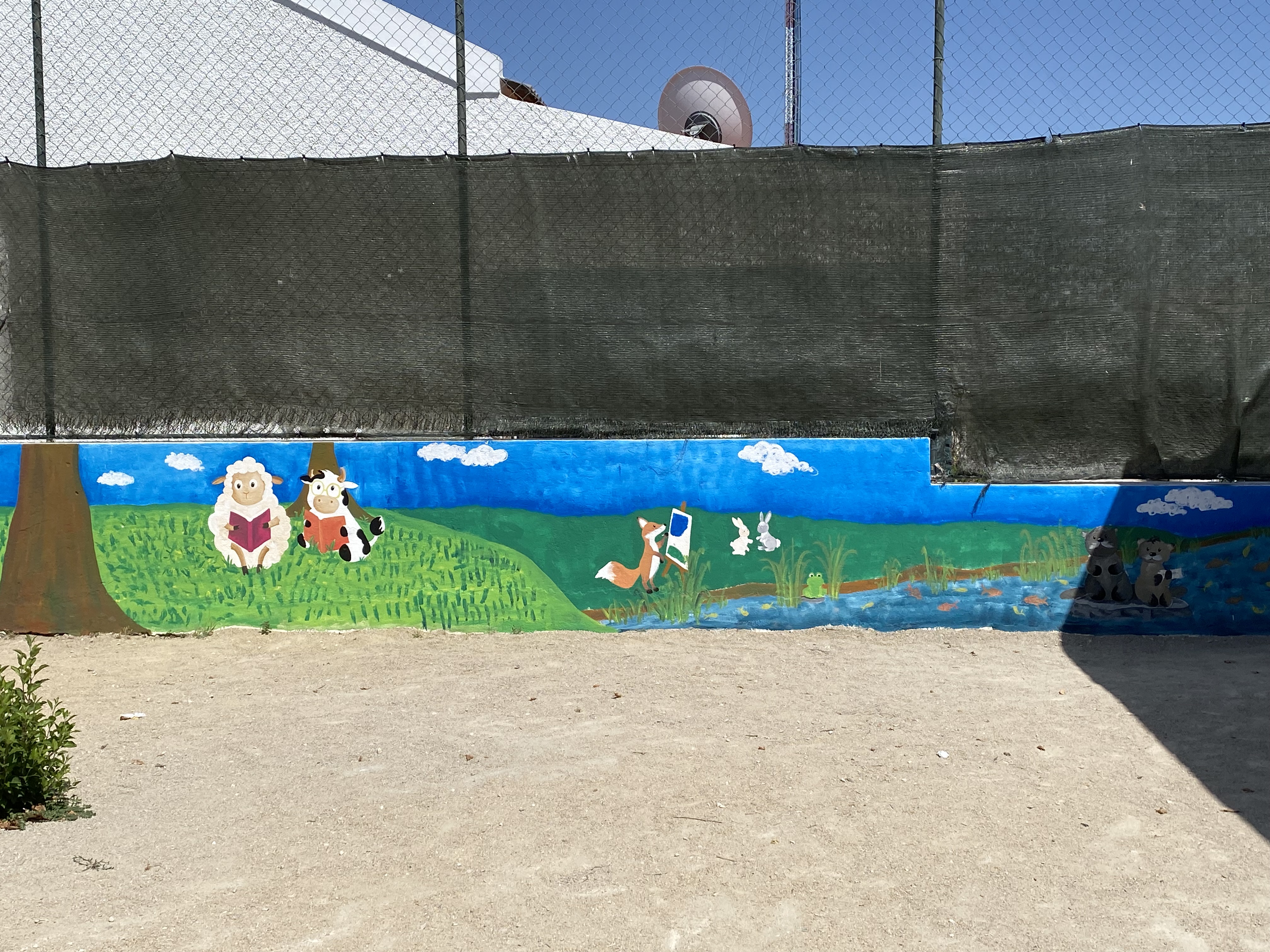 Fotografia do mural na sua totalidade do ecossistema e espécies inerentes ao Alentejo.