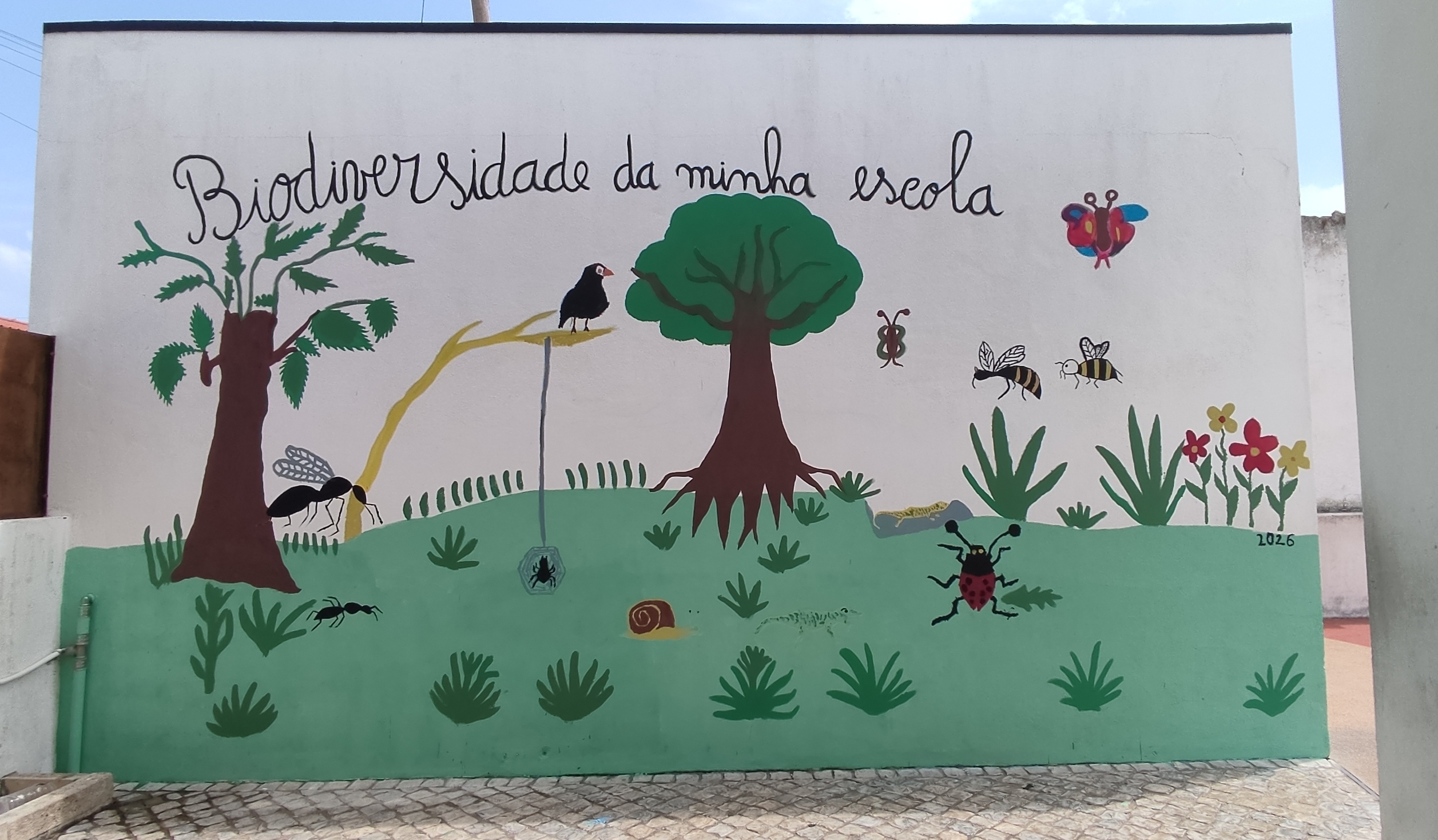 Muro pintado com a biodiversidade da minha escola.