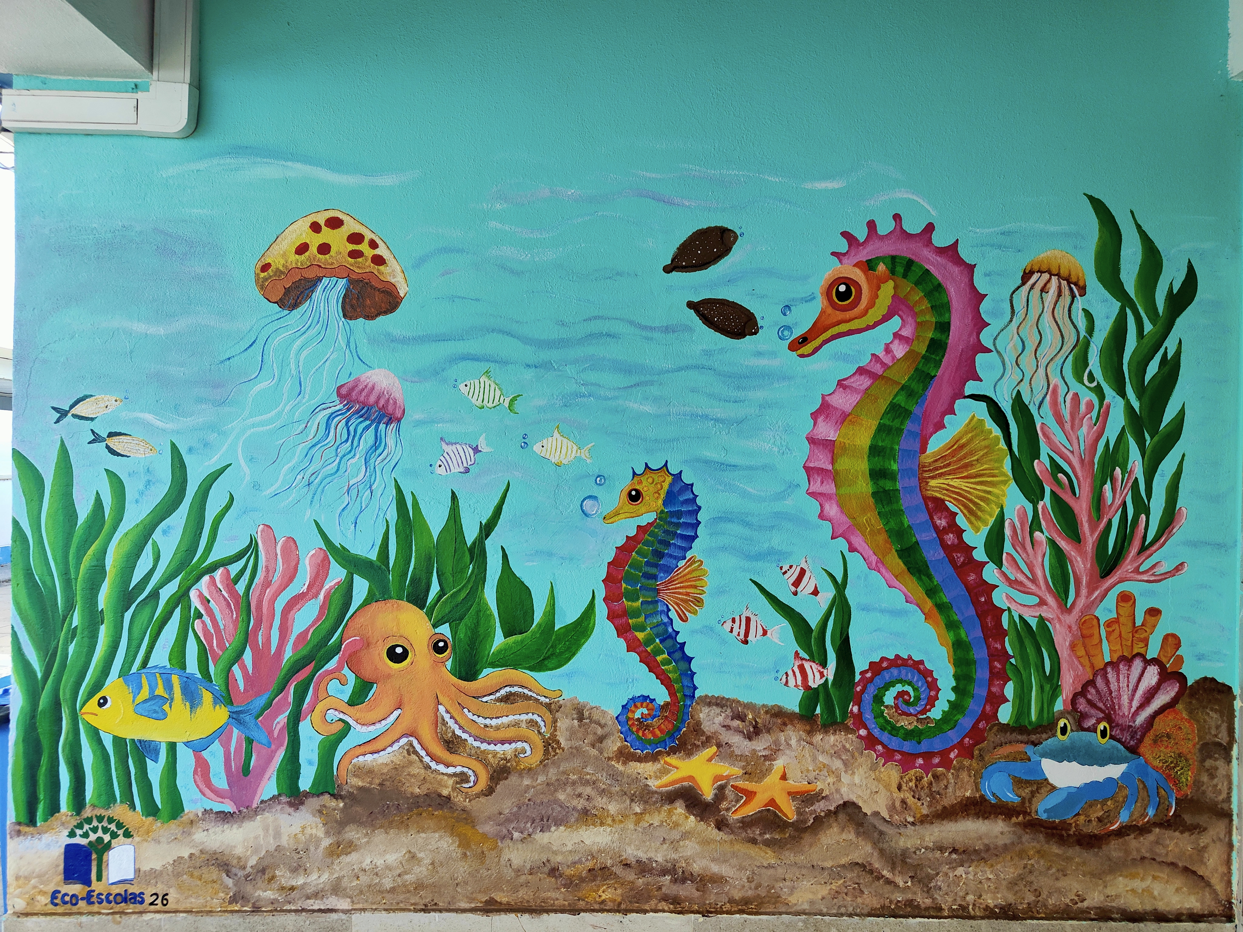 Resultado final da pintura mural, na parede exterior do bloco do refeitório/bar/sala de alunos, com cerca de 4 m x 3,50 m.